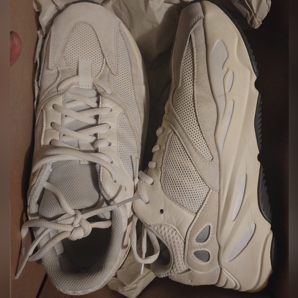 Yeezy Adidas Boost 700 Analogs - Picture 1 of 14